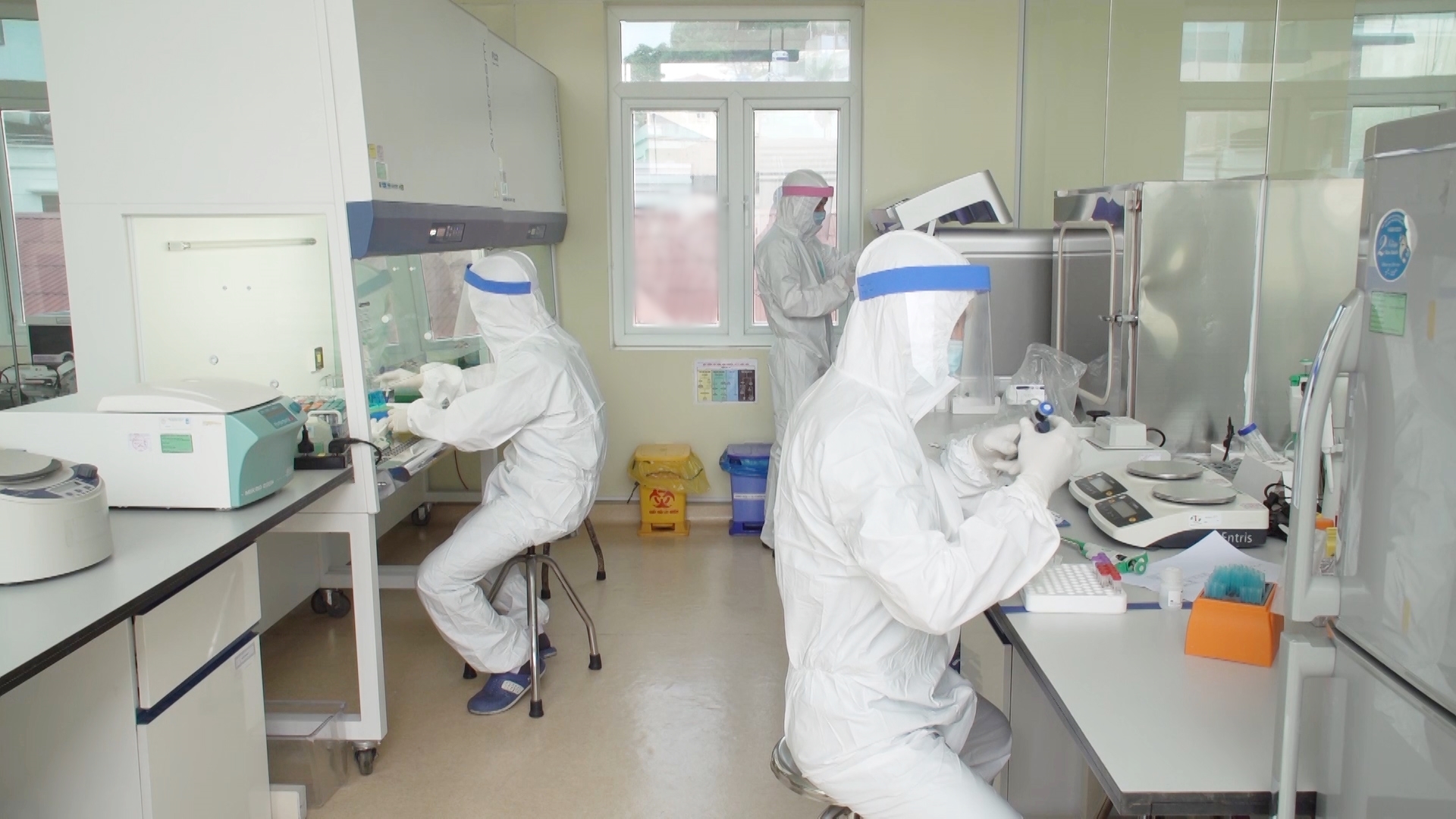 Xét nghiệm virus SARS-CoV-2 tại CDC Quảng Ninh.