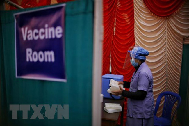 Nhân viên y tế làm việc tại phòng tiêm vaccine phòng COVID-19 ở Kathmandu, Nepal. Ảnh: THX/TTXVN