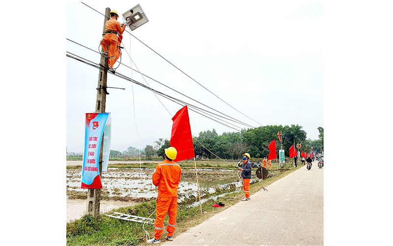 Đoàn viên Tổng công ty Điện lực Hà Nội thi công hệ thống chiếu sáng năng lượng mặt trời tại huyện Sóc Sơn.