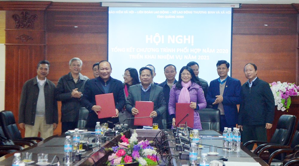 BHXH tỉnh, Sở LĐ-TB&XH tỉnh và LĐLĐ tỉnh ký kết chương trình phối hợp triển khai các chính sách BHXH năm 2021 vào tháng 12/2020. Ảnh: Dương Trường.