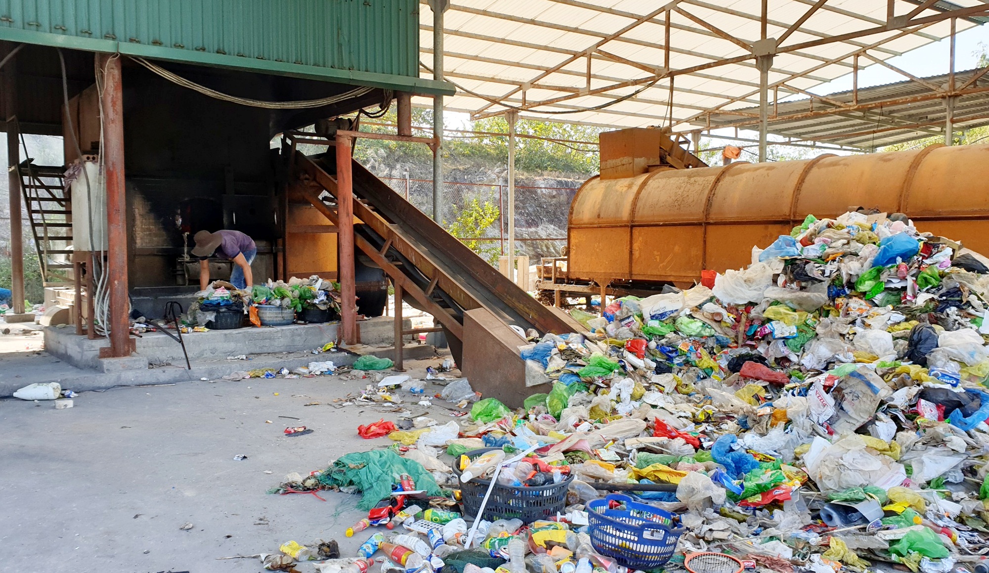 Lò đốt rác tại xã đảo Quan Lạn, Vân Đồn xử lý hiệu qua lượng rác sinh hoạt trên địa bàn xã Quan Lạn, Minh Châu..