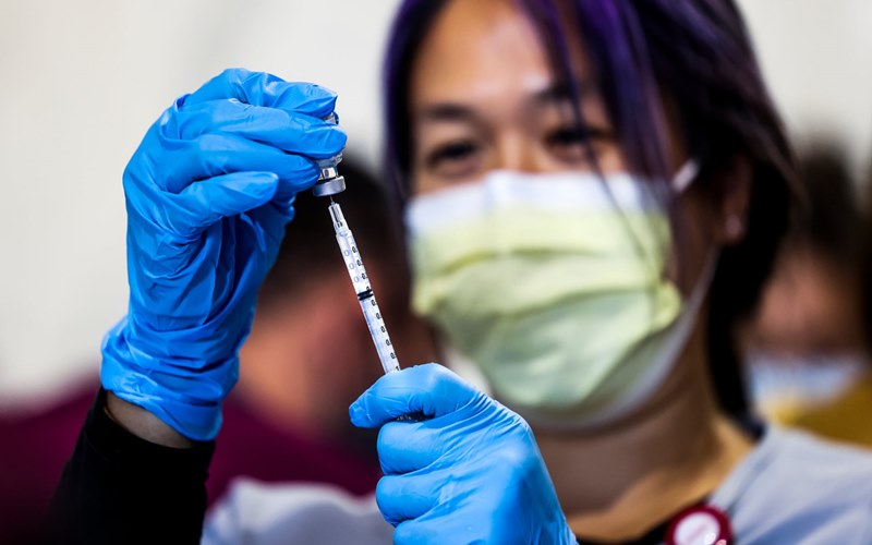 Nhân viên y tế tại bang Colorado (Mỹ) chuẩn bị tiêm vaccine của Pfizer-BioNTech. (Ảnh: Getty Images)