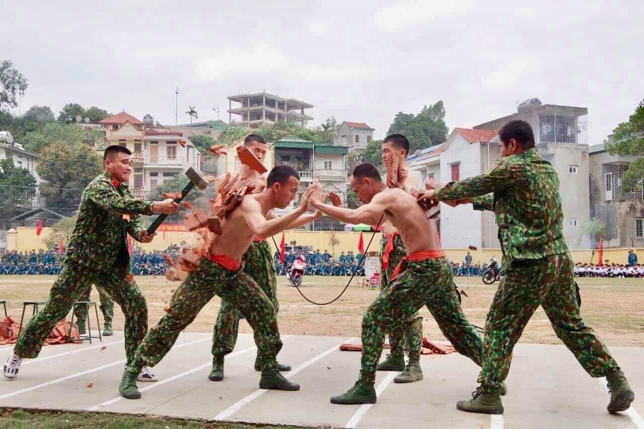 Thượng úy Vũ Văn Hiệp (người cầm búa, bên trái) tham gia huấn luyện chiến sĩ.