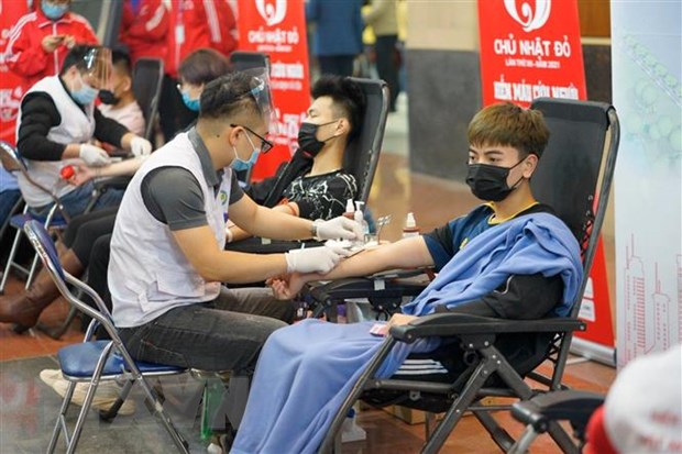 Các bạn trẻ tham gia hiến máu trong ngày hội Chủ nhật Đỏ lần thứ 13 - năm 2021. (Nguồn: TTXVN phát)