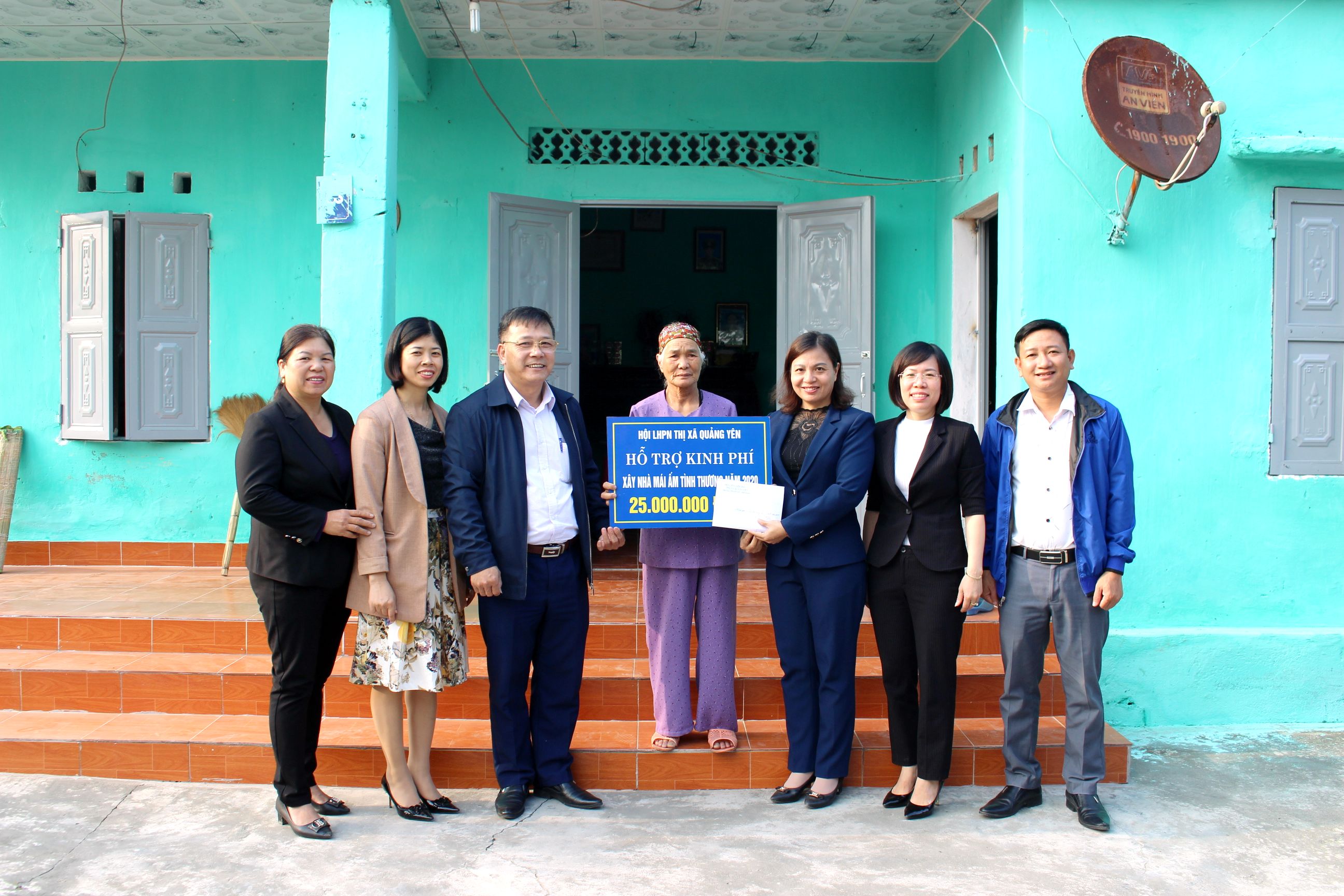 Hội LHPN TX Quảng Yên trao hỗ trợ xây dựng nhà 