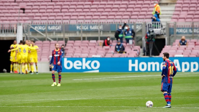 Messi thất vọng đứng ở điểm giao bóng, khi các cầu thủ Cadiz còn ăn mừng bàn gỡ cuối trận đấu trên sân Camp Nou. Ảnh: Reuters.