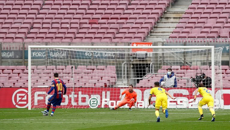 Messi ghi bàn đưa Barca vượt lên dẫn trước. Ảnh: Reuters.