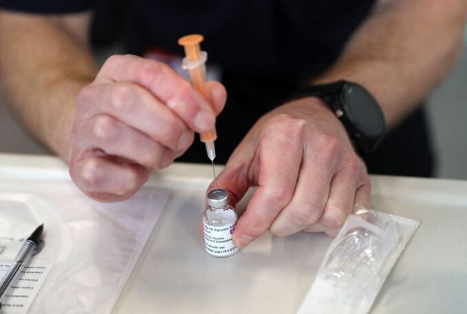 Nhân viên lấy vaccine AstraZeneca/Oxford Covid-19 tại một trung tâm tiêm chủng tạm thời ở Hampshire, Anh, hôm 4/2. Ảnh: AFP.