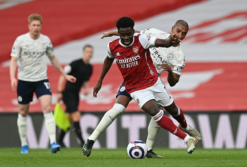 Saka, cầu thủ chơi nổi bật của Arsenal thời gian qua, bị đẩy sang cánh trái, không phải vị trí sở trường. Ảnh: Reuters.