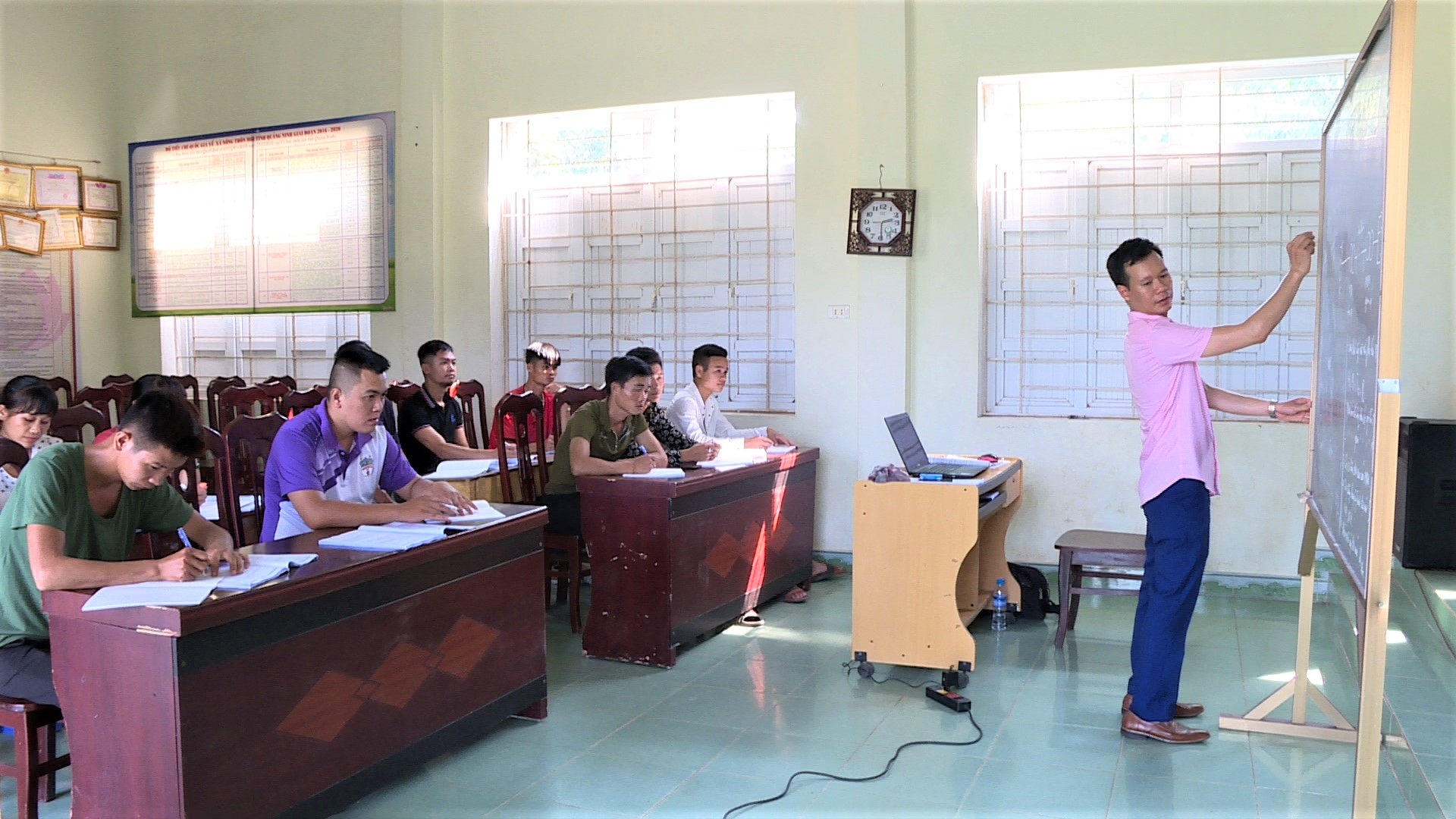 Lớp đào tạo nghề điện dân dụng năm 2020 tại thôn Khe Lọng Ngoài, xã Thanh Sơn, huyện Ba Chẽ. Ảnh: Hằng Ngần