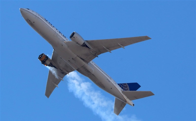 Máy bay Boeing-777 của United Airlines bốc cháy trên không. (Ảnh: Reuters)