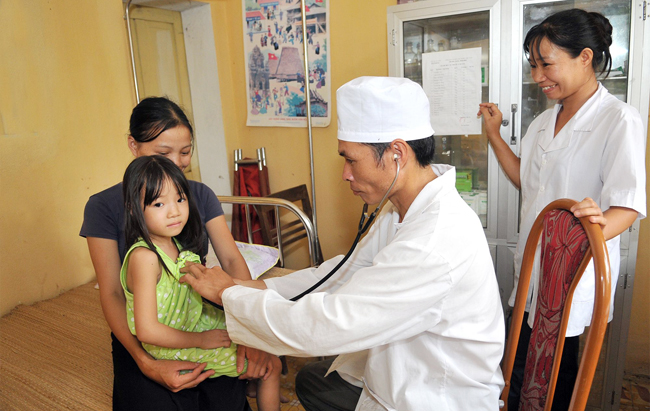 Cán bộ y tế khám, chữa bệnh cho trẻ em tại Trạm y tế xã Tam Lư, huyện Quan Sơn (Thanh Hóa). Ảnh: NGUYỄN ĐĂNG