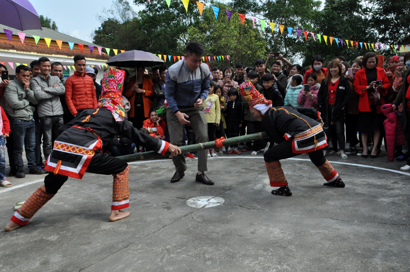 Người dân xã Quảng Sơn tham môn đẩy gậy trong dịp Xuân Canh Tý 2020. (Ảnh chụp tháng 1/2020)