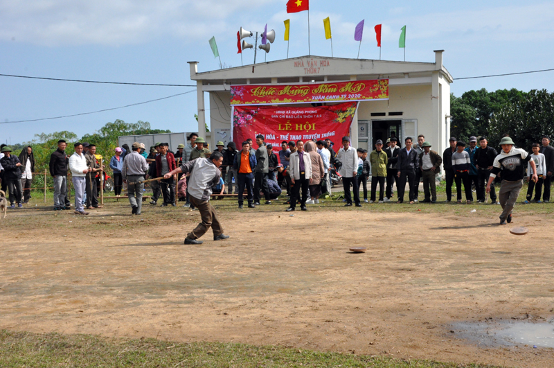 Trò chơi dân gian đánh quay được tổ chức trong dịp Xuân Canh Tý 2020 tại xã Quảng Phong.