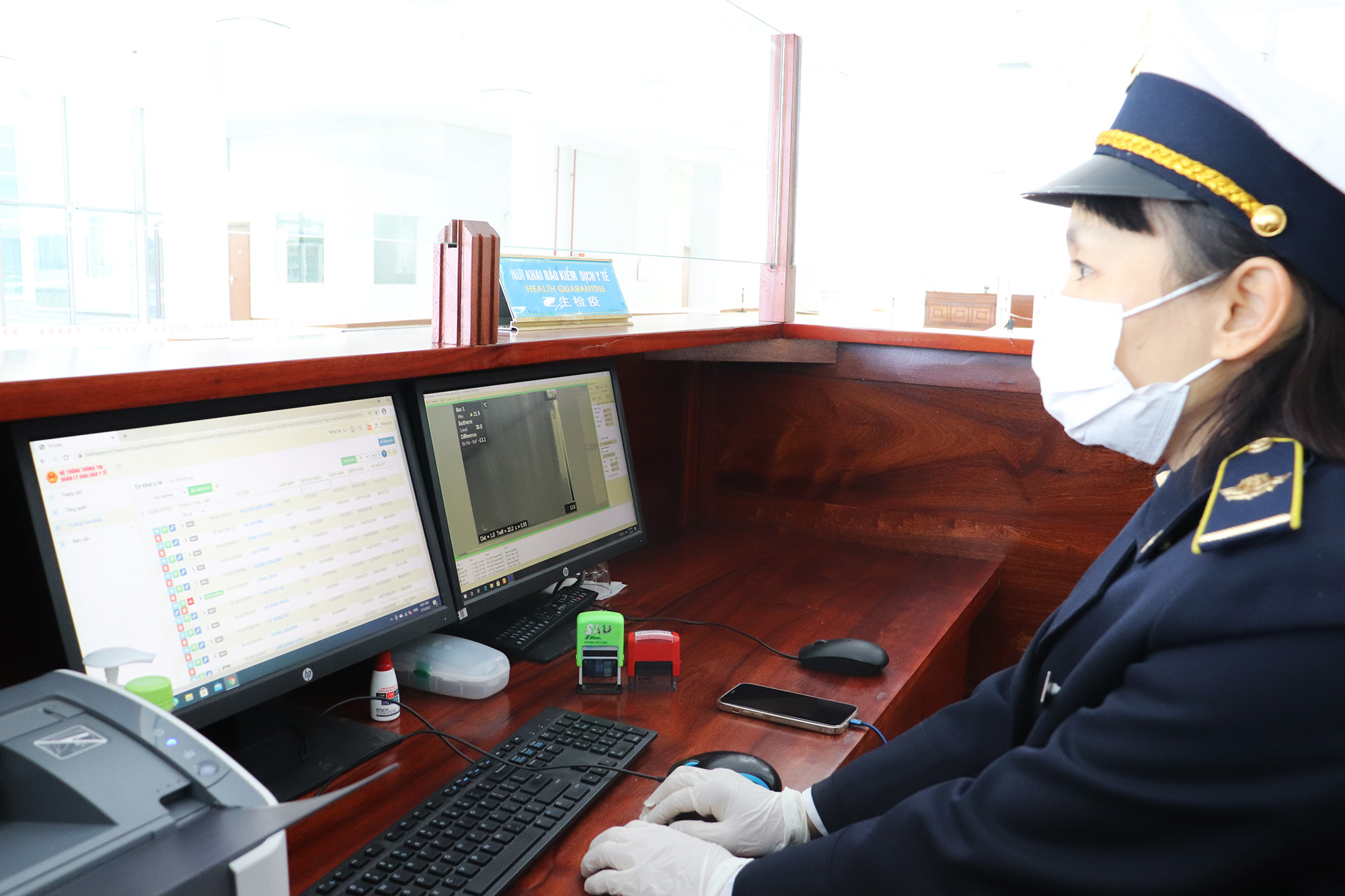Cán bộ Hải quan Móng Cái thực hiện các thủ tục thông quan hàng hóa cho doanh nghiệp.
