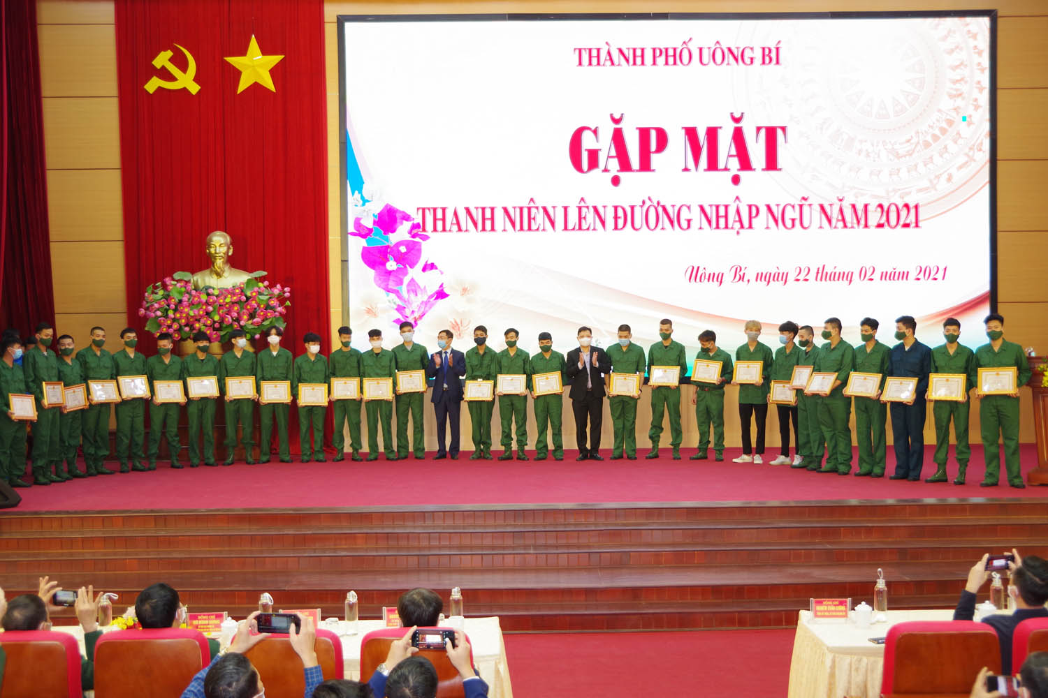 Lãnh đạo TP Uông Bí tặng giấy khen cho các thanh niên viết đơn tình nguyện lên đường nhập ngũ.