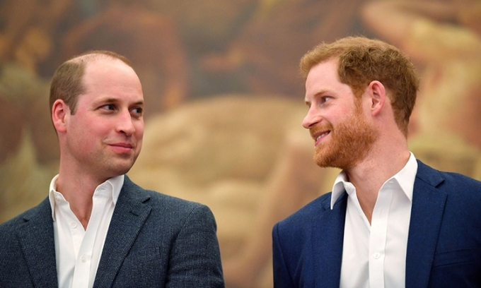 Hoàng tử William (trái) và Harry tại sự kiện khai mạc trung tâm thể thao ở London tháng 4/2018. Ảnh: AFP.