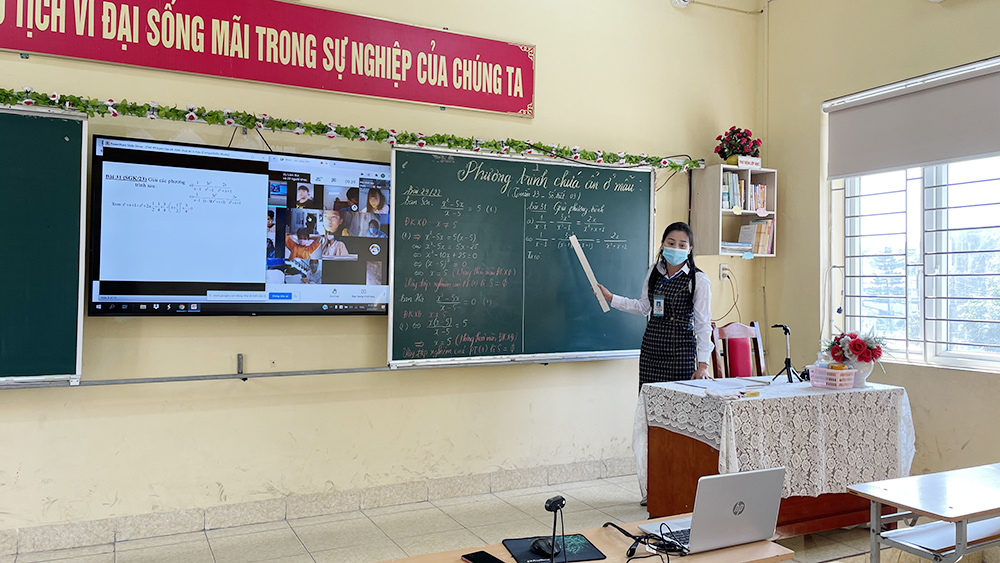 Giáo viên Trường Tiểu học Cẩm Thủy, TP Cẩm Phả dạy trực tuyến tại Trường.