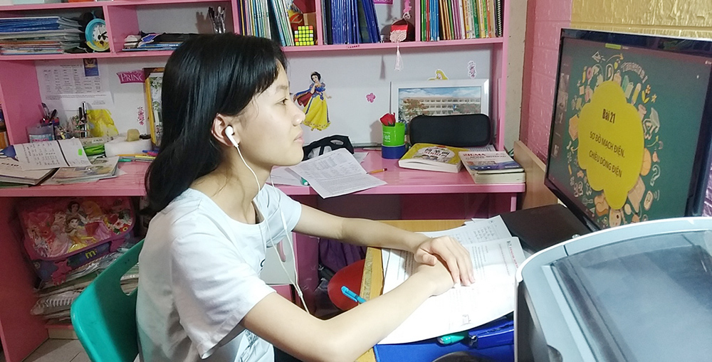 Học sinh Trường TH-THCS-THPT Nguyễn Bỉnh Khiêm học trực tuyến tại nhà.