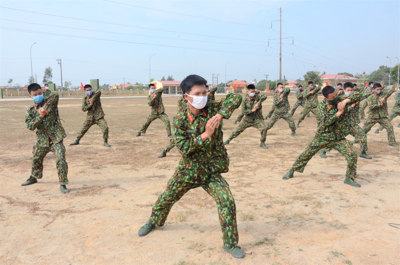 Màn đồng diễn võ thuật của cán bộ, chiến sĩ Tiểu đoàn huấn luyện chiến sĩ mới, Trung đoàn 244, Bộ CHQS tỉnh.