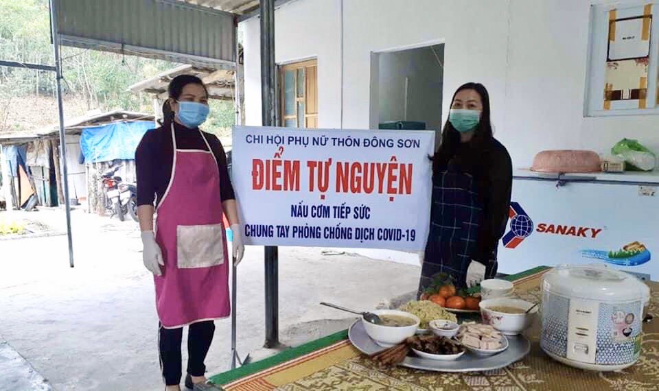 Tổ nấu cơm tự nguyện phục vụ bữa trưa cho các lực lượng túc trực tại chốt kiểm dịch cầu Vân Đồn của chị em phụ nữ thôn Đông Tiến, xã Đông Xá, huyện Vân Đồn.
