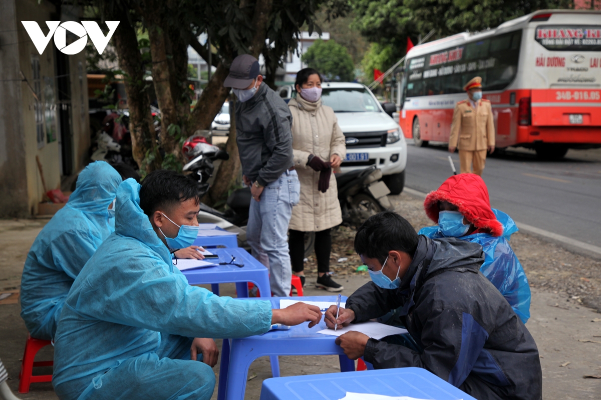 Công dân khai báo y tế tại một chốt kiểm soát dịch Covid-19 ở tỉnh Lai Châu