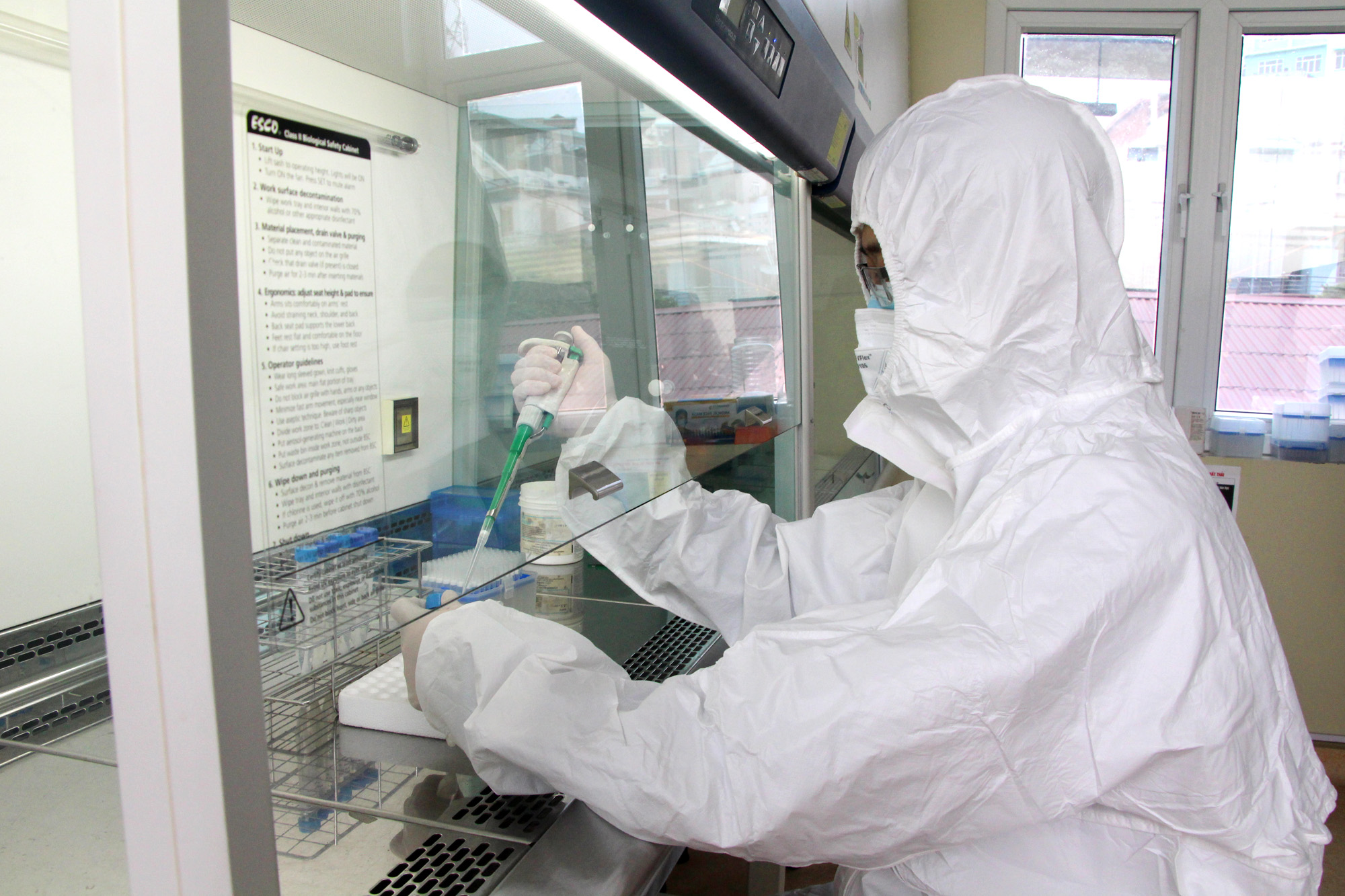 Nhân viên Trung tâm CDC Quảng Ninh làm xét nghiệm các mẫu được chuyển về.