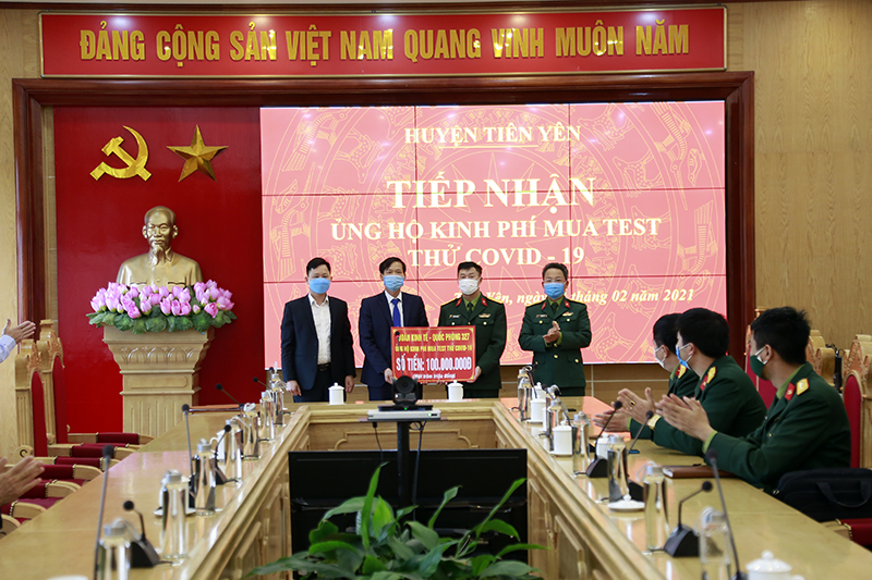 Lãnh đạo Đoàn Kinh tế - Quốc phòng 327 trao tiền hỗ trợ cho lãnh đạo huyện Tiên Yên