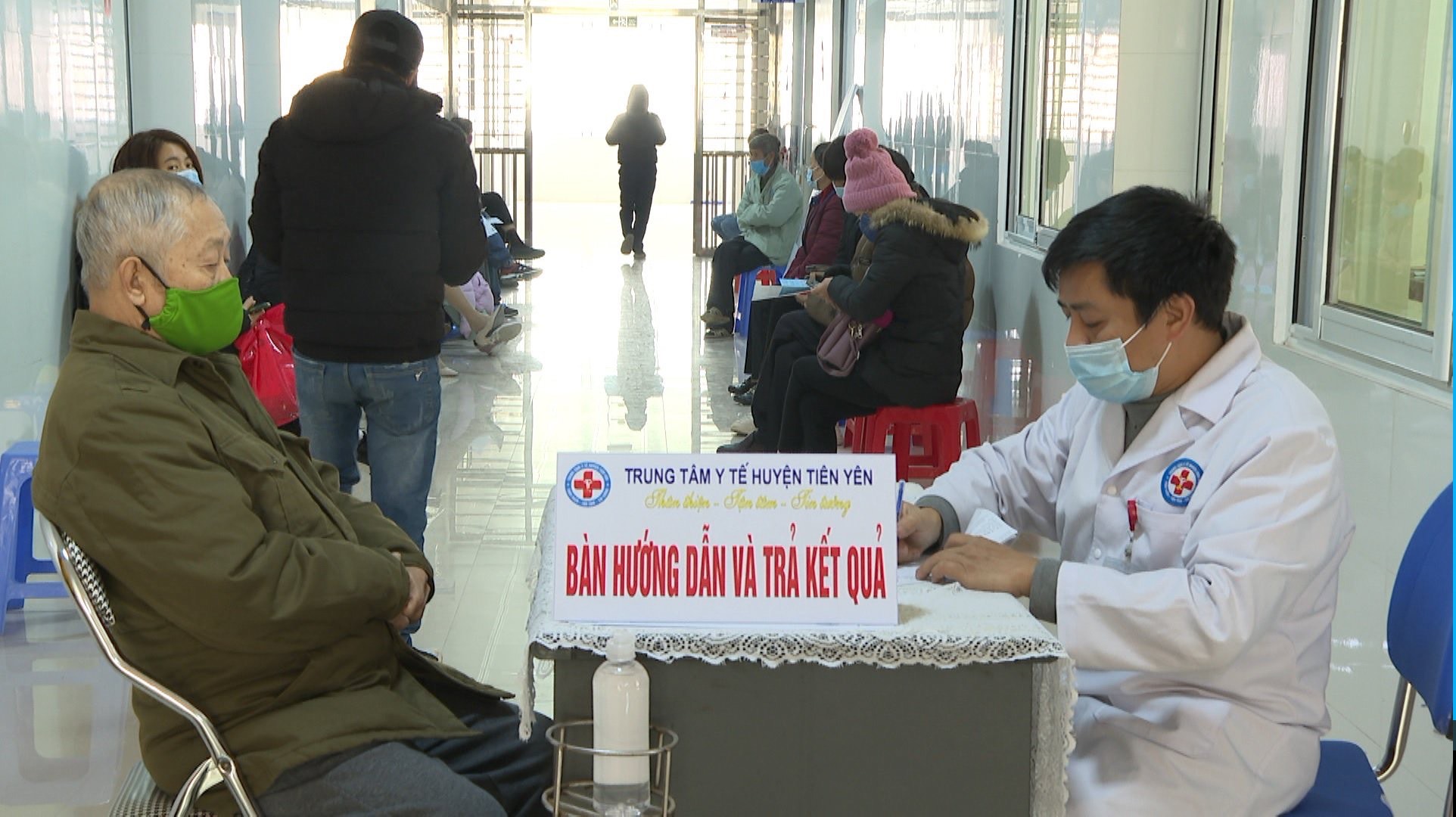 Cán bộ Trung tâm Y tế huyện Tiên Yên hướng dẫn người dân các thủ tục y tế, đảm bảo quy định phòng dịch.