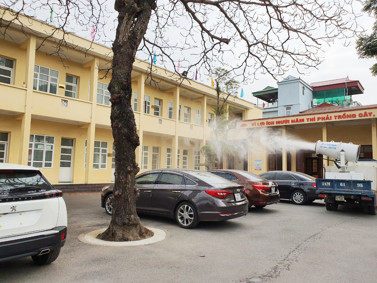Phòng GD&ĐT TP Cẩm Phả được phun khử khuẩn cơ sở vật chất tháng 2/2021.