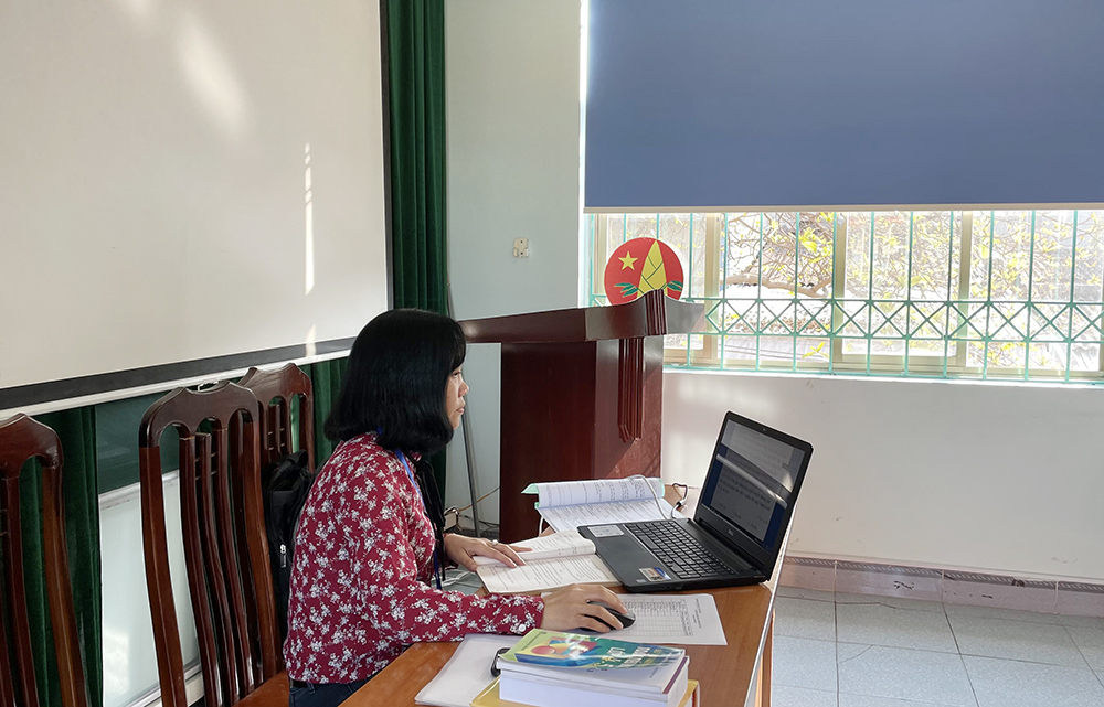 Giáo viên Trường Tiểu học Cẩm Thủy, TP Cẩm Phả dạy học trực tuyến tại Trường. Ảnh chụp ngày 22/2/2021.