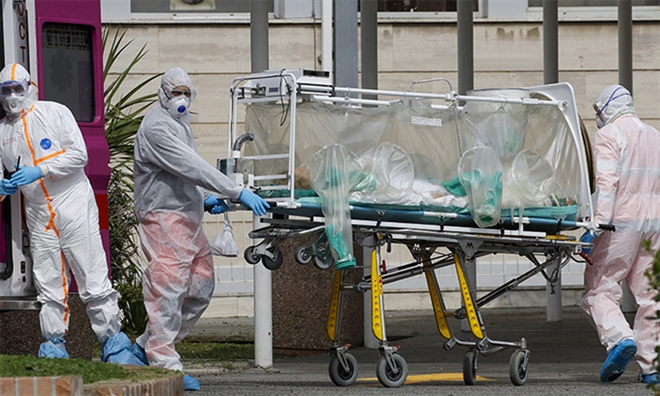 Nhân viên y tế chuyển bệnh nhân vào bệnh viện Columbus COVID 2 tại Rome, Italia. (Ảnh: AP)