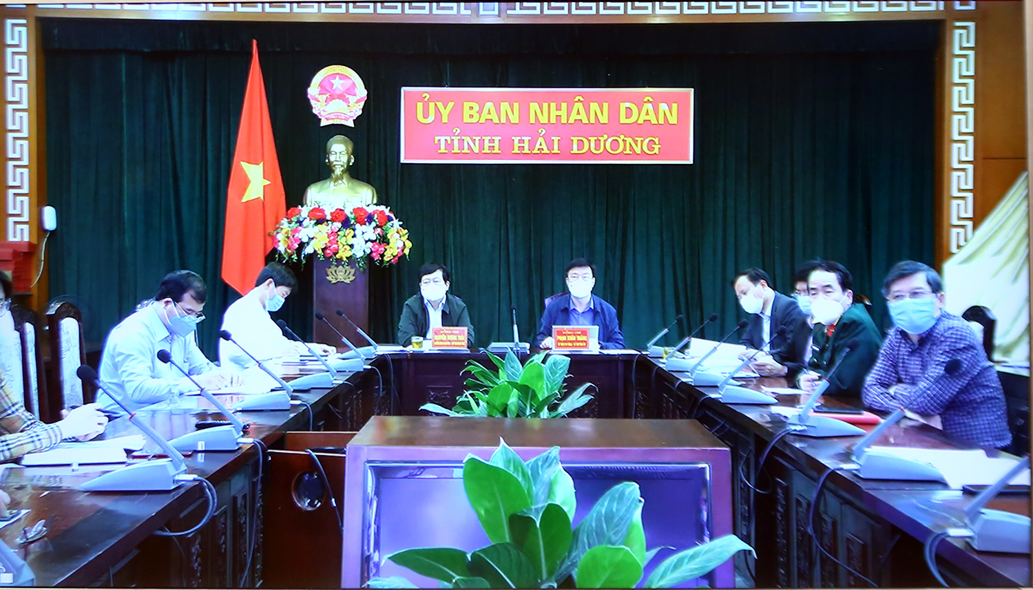 Lãnh đạo tỉnh Hải Dương báo cáo trực tuyến tại cuộc họp. Ảnh: VGP/Đình Nam