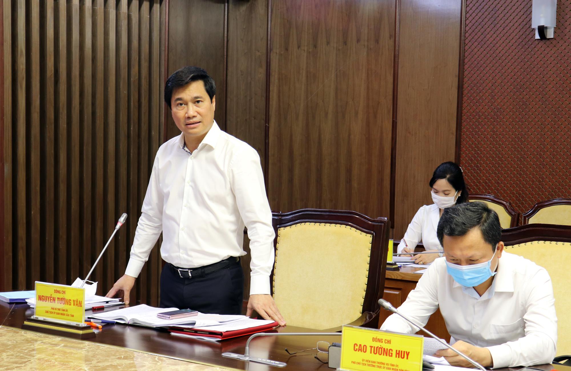 Đồng chí Nguyễn Tường Văn, Chủ tịch UBND tỉnh phát biểu tại hội nghị. 