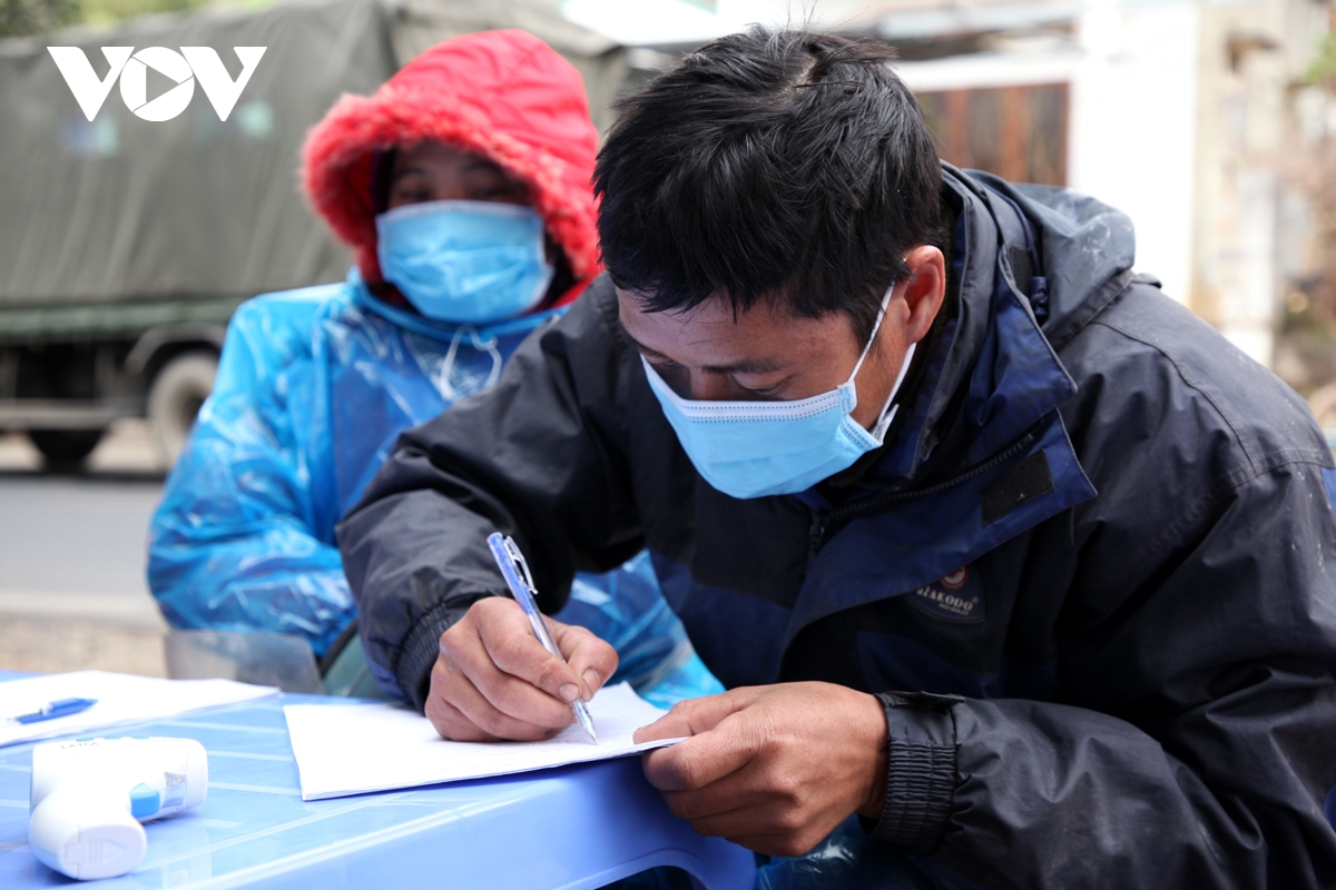 Tỉnh Lai Châu siết chặt quản lý, khai báo y tế đối với người từ ngoài vào địa bàn và kiên quyết xử lý nghiêm các trường hợp vi phạm.