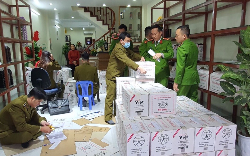 Lực lượng chức năng kiểm tra sản phẩm Nhất Tửu Hoàng Đế của Công ty TNHH Đầu tư kinh doanh Hải Minh.