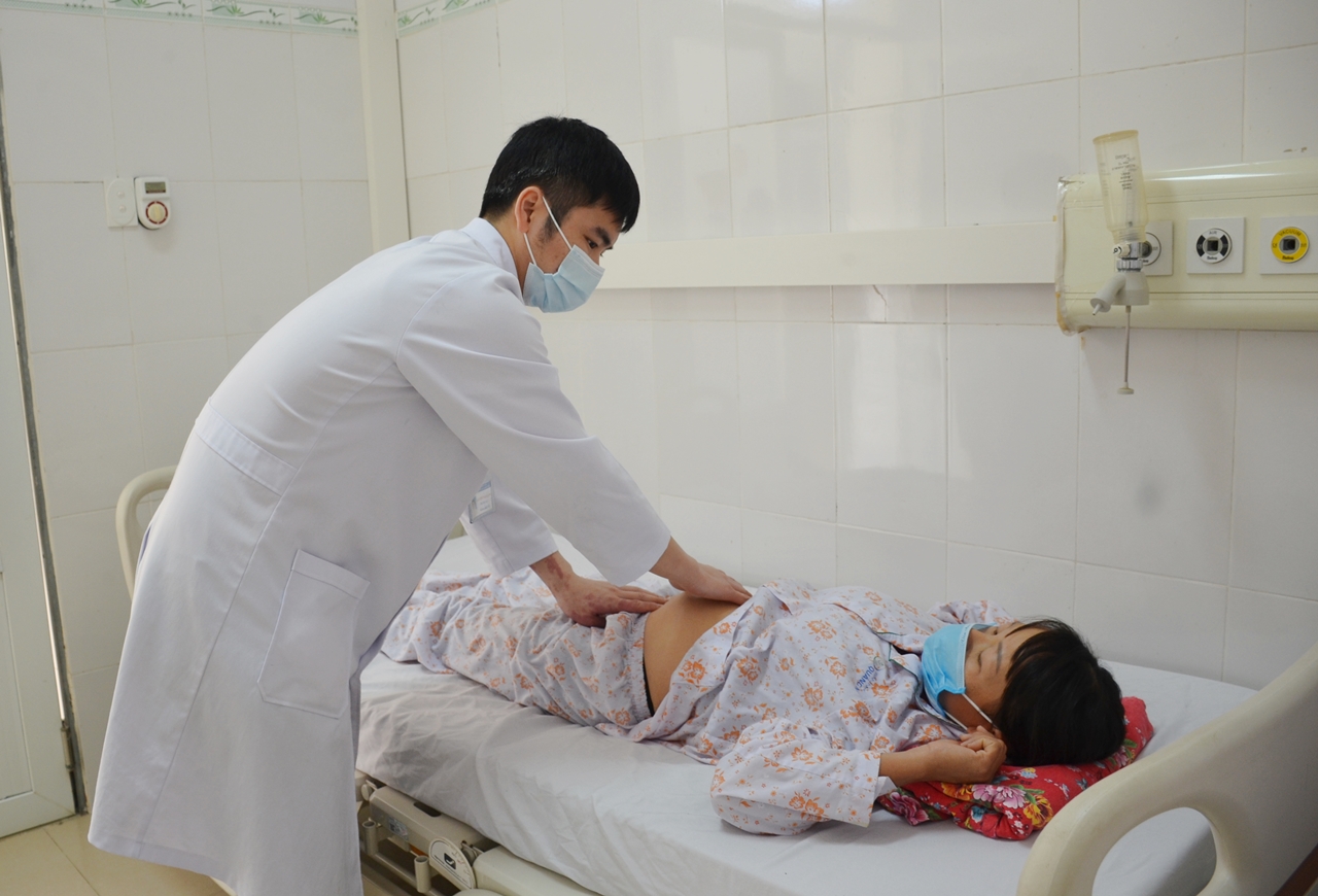 Bác sĩ Khoa Phụ, Bệnh viện Sản Nhi Quảng Ninh điều trị cho bệnh nhân thực hiện biện pháp kế hoạch hóa gia đình.