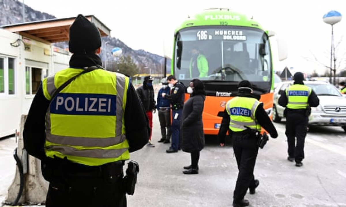 Cảnh sát Đức kiểm tra khu vực biên giới tiếp giáp với vùng Tyrol của Áo. Ảnh: DW