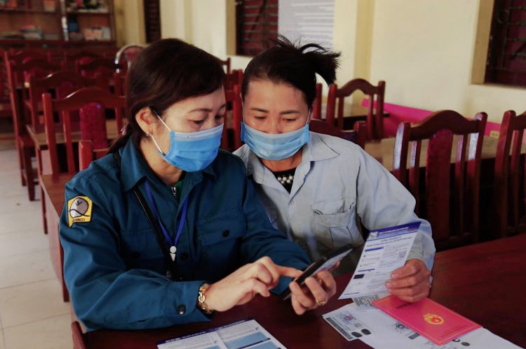 Cán bộ Xí nghiệp nước Đông Triều (Công ty CP nước sạch Quảng Ninh) hướng dẫn người dân xã Tân Việt thủ tục, hồ sơ đăng ký lắp đặt nước sạch và tiện ích trong dịch vụ chăm sóc khách hàng của đơn vị.