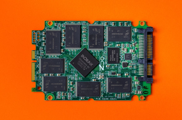 Bên trong ổ SSD là các chip nhớ, khá giống một chiếc USB