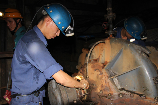 Thợ mỏ Mông Dương sửa chữa máy bơm trong đường lò -97,5m sau trận mưa lũ “lịch sử” hồi cuối tháng 7/2015.