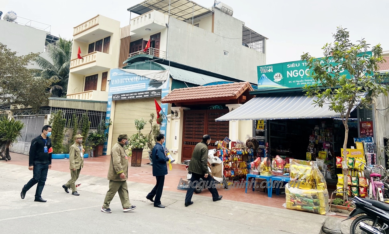 Tổ tự quản khu 4 (phường Hồng Hà, TP Hạ Long) đều đi đến các hộ dân, cơ sở kinh doanh để nắm chắc tình hình di biến động về nhân khẩu trên địa bàn.