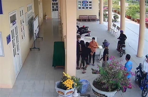 Nhóm người lạ xông vào trường Trung học Phổ thông Đốc Binh Kiều với thái độ hung hăng, bắt và khống chế nam học sinh lớp 12CB5 lên xe rời khỏi trường. (Ảnh: TTXVN phát)