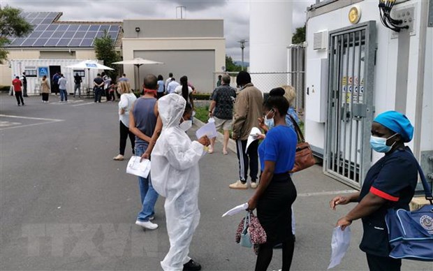 Người dân chờ làm xét nghiệm COVID-19 tại Johannesburg, Nam Phi. (Ảnh: THX/TTXVN)