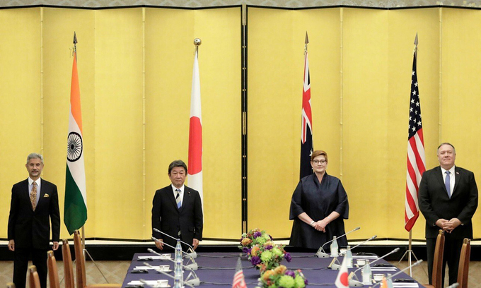 Mike Pompeo (phải), khi còn là ngoại trưởng Mỹ, gặp 3 ngoại trưởng Ấn Độ, Nhật Bản và Australia trước thềm cuộc họp nhóm Bộ Tứ ở Tokyo tháng 10/2020. Ảnh: Reuters.