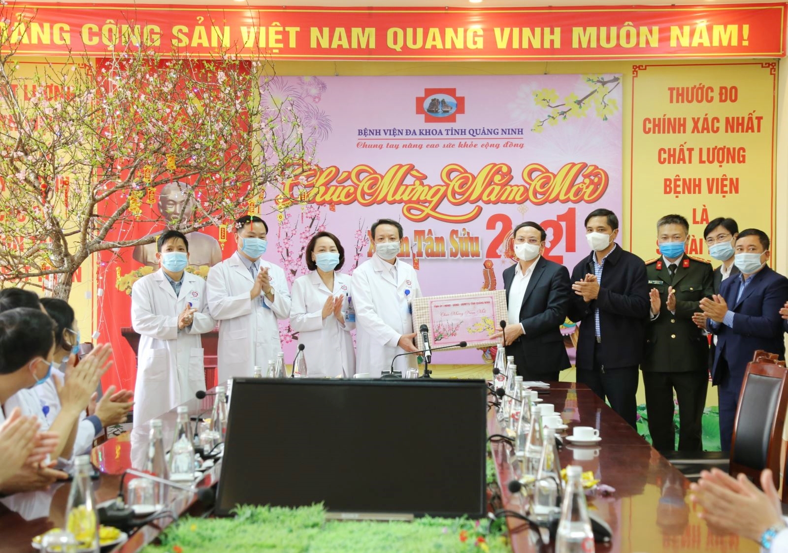 í thư Tỉnh ủy Nguyễn Xuân Ký tặng quà cho tập thể cán bộ y, bác sỹ tại Bệnh viện Đa khoa tỉnh nhân dịp năm mới.