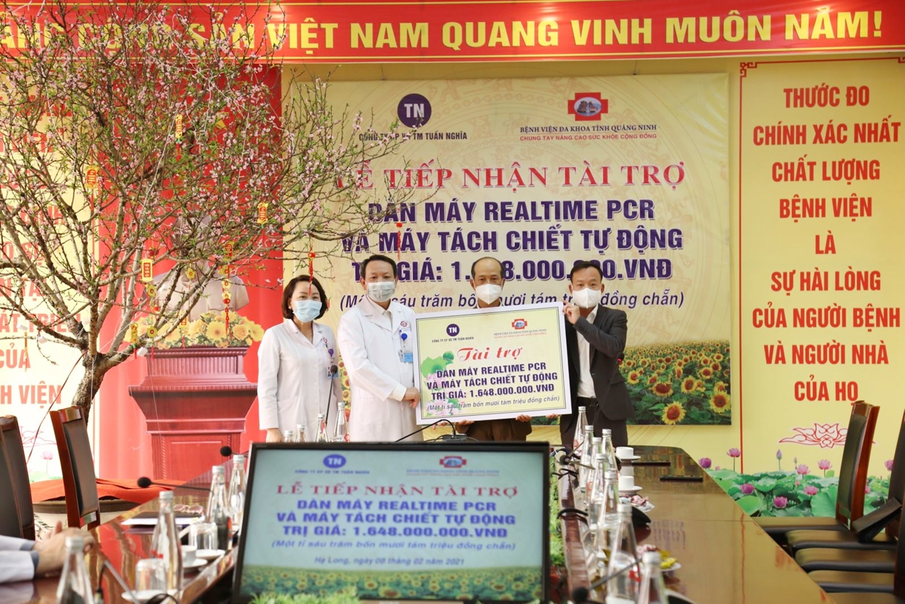Bệnh viện Đa khoa tỉnh Quảng Ninh tiếp nhận máy Realtime PCR và máy tách chiết tự động trị giá 1.648.000.0000 đồng do CTY CPDVTM Tuấn Nghĩa tài trợ.