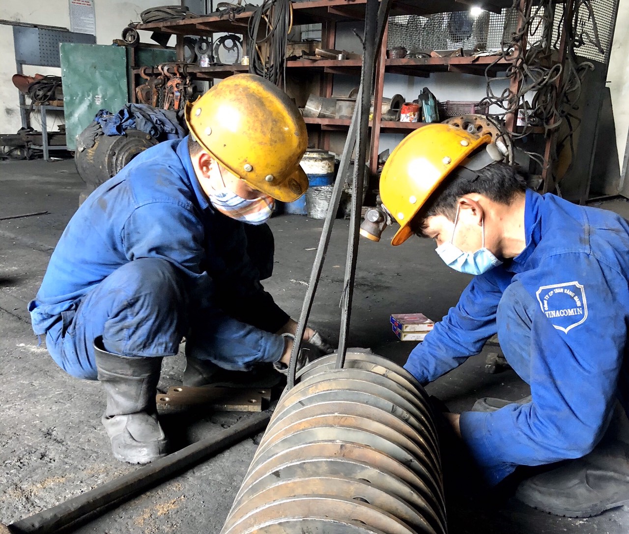 Lâm Đại Nghĩa (bên phải) hiện đang là công nhân Công ty than Vàng Danh.