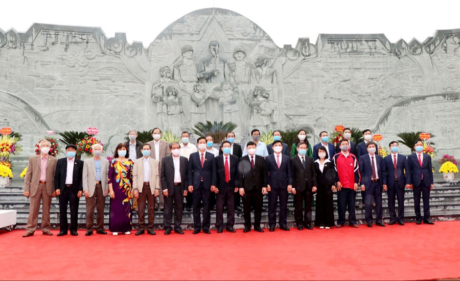 Lễ gắn biển công trình “Tu bổ, tôn tạo di tích lịch sử lưu niệm sự kiện Bác Hồ về thăm Uông Bí năm 1965” chào mừng 10 năm thành lập thành phố.