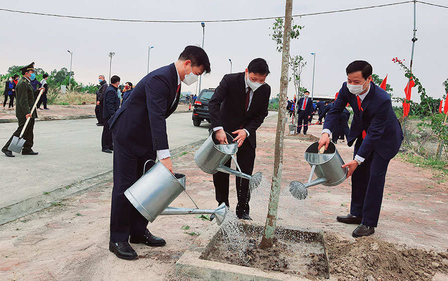 Lãnh đạo TP Uông Bí trồng cây xanh tại dự án khu đô thị Hoa Nhàn.